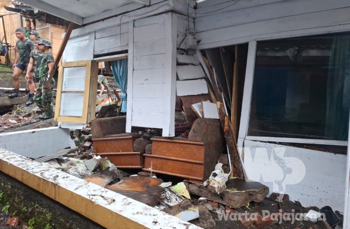 Sejumlah Rumah di Lembang Alami Kerusakan Akibat Longsor Saat Hujan Deras