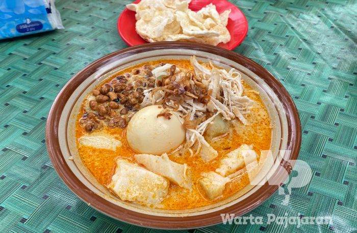 Sarapan Lontong Kari Bu Sri di Bandung? Memang Paling Benar