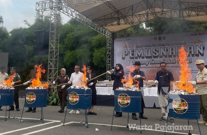 Bea Cukai Jabar Musnahkan Jutaan Batang Rokok Ilegal: Rugikan Masyarakat dan Negara