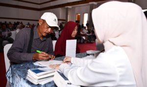 Ratusan Penghuni Bangli Dilahan PJT Karawang Cairkan Bantuan Uang Kontrak Hunian Baru