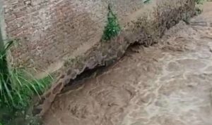 Petugas Masih Lakukan Pencarian Wanita Diduga Hanyut di Sungai Cijagra Kutawaringin