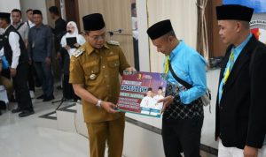 Lepas Ratusan Calon Jemaah Haji Kloter Terakhir, Bupati Bandung Bagikan Uang Kadeudeuh