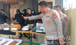 Satnarkoba Polres Cimahi Gerebek Rumah Produksi Tembakau Sintetis di Batujajar, Barang Bukti 150 Kilogram Diamankan