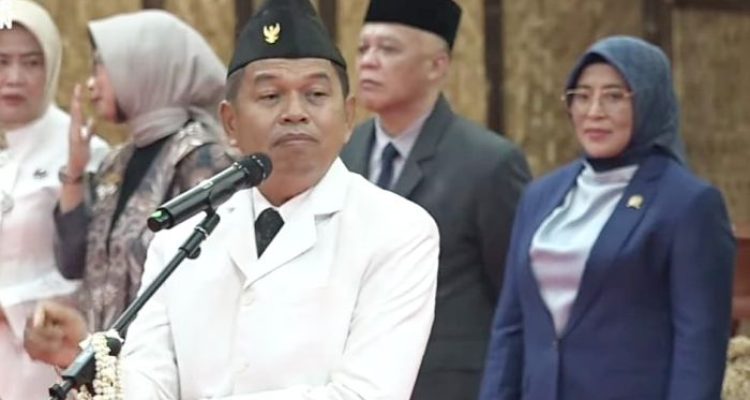 Pesan KDM di Pelantikan Bupati Bekasi: Bupati Jangan Titip Tender Proyek dan Berbisnis